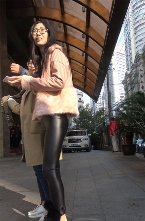 皮裤紧身翘臀眼镜妹