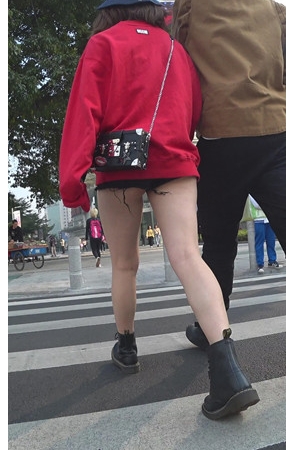 红衣黑色热裤美女