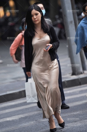 轻风吹抚着长裙