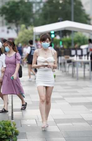 漂亮的白色吊带包臀裙美女