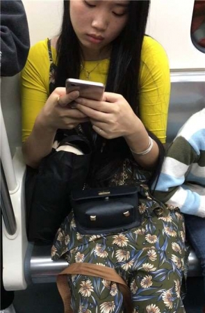 地铁街拍花裙清纯气质美眉