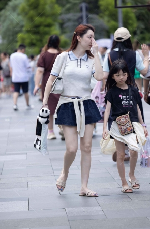 街拍轻熟白皙美腿朲槭