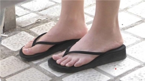 4k-公交站人字拖玉足清纯少女