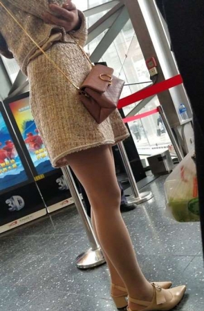 4K – 米色群街拍肉丝美腿超气质大美女