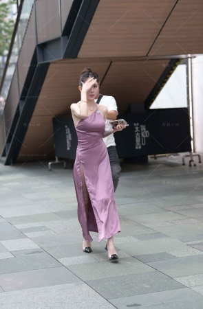 街拍大露背裙性感美女