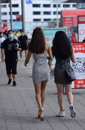 街拍性感抹胸包臀裙美女