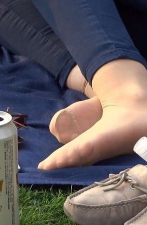 草地上的洋妞，肉色丝袜 [263 MB/MP4]