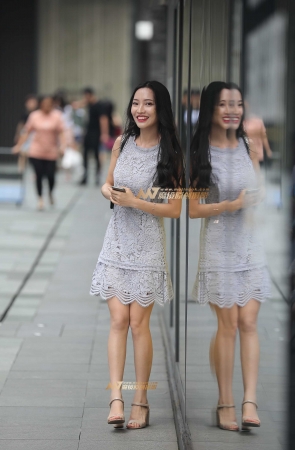 爱笑的大眼美眉