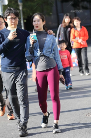 红色紧身裤美女