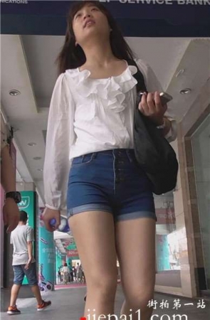 高腰蓝牛美眉圆鼓鼓的前三角镇诱人 [1.15 GB]