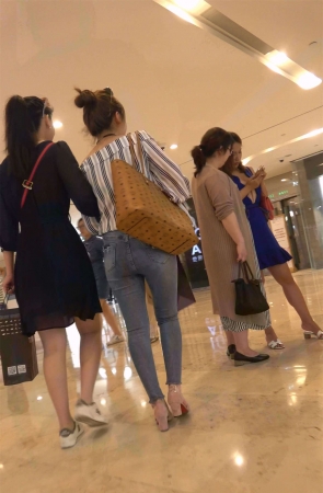 超紧身牛仔高跟女跟闺蜜