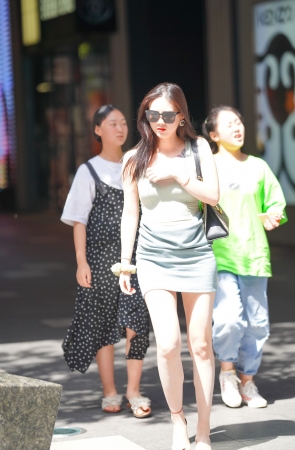 热火朝天的夏天 遇到这样的小姐姐真是一大美事