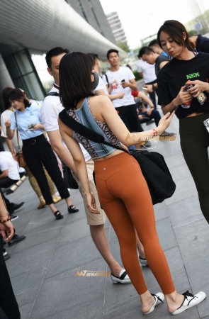 桔色紧身裤