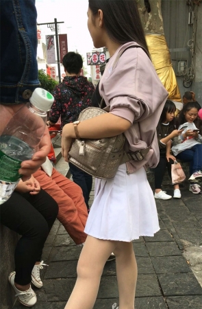 白色短裙肉色丝袜清纯长发学生妹子