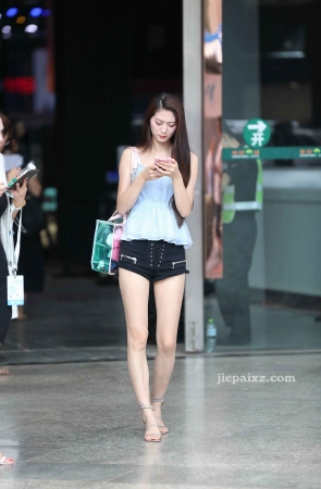 长发飘飘长腿妹子