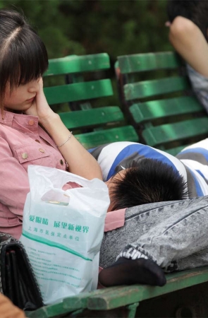 No398 俊秀女孩的牛仔黑丝，脱了鞋，动作就多了