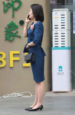 诱惑街拍肉丝高跟OL