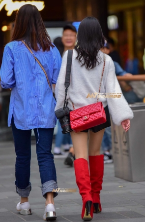 时尚女摄影师   高筒靴红得如此鲜艳