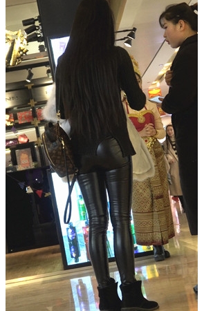 长发齐腰的皮裤美女