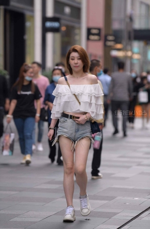 街拍露肩雪纺衫短发姑娘