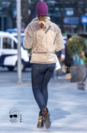 紧绷牛仔裤彰显美臀魅力{2017-1-31-12P}