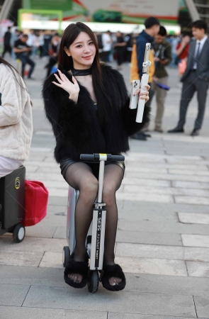 小君边下班边直播电动行李箱 10P