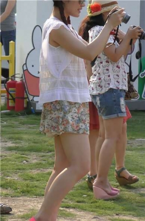 草地上拍照的麻花辫女孩 [1.12 GB]