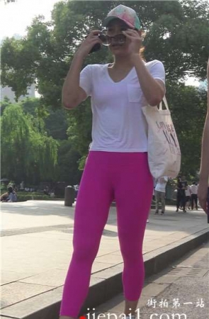 4k-街拍粉色运动裤苗条美女 [2.41 GB]