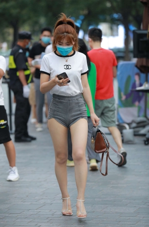 四九城嘎子街拍作品 – 漂亮的热裤月牙小妹