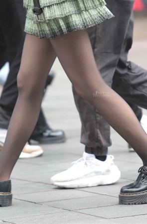 诱惑街拍黑丝少妇