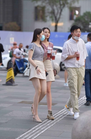 害羞女神跟好闺蜜