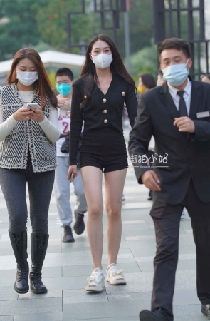 街拍白嫩腿腿小姐姐