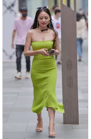 绿色一字抹胸长裙美女(48P)