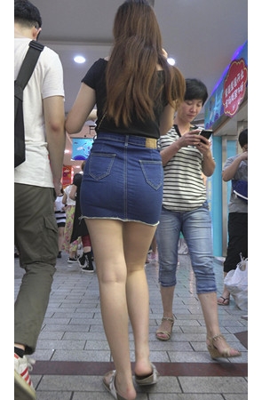 模拍高腰牛仔包臀裙美女