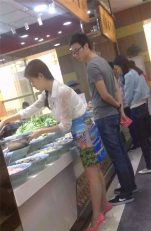 食堂打饭的气质老板娘