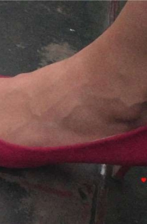 红色小高跟美腿女孩。