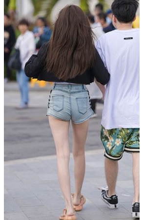 热裤牛仔小姐姐(32P)