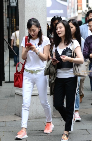 神摄手赛11 白裤，白衫