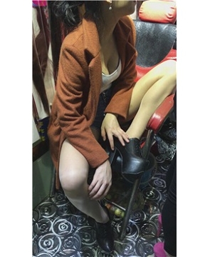 美腿热裤性感美腿小姐姐坐姿很霸气 [931 MB]