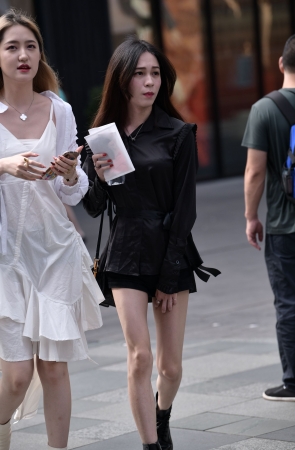 白白嫩嫩气质美女