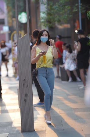 丰腴牛仔裤美女