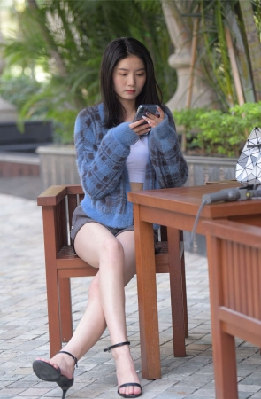 红石街拍作品 灰色热裤长腿美女