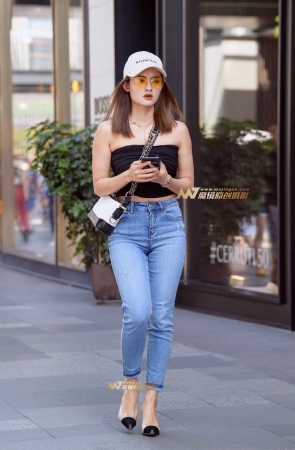 高跟鞋紧身牛仔裤美女