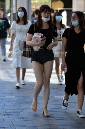 高挑牛仔热裤美女