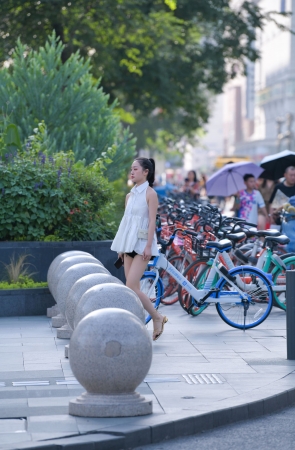 似乎在等人的美人