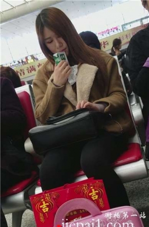 4k-喝纯牛奶的清纯小美女