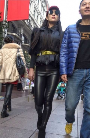 4K 街拍皮裤墨镜女逼格很高 [1.07 GB]