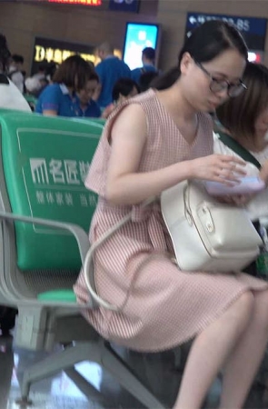 候车室里的美女翘起美脚玩鞋子