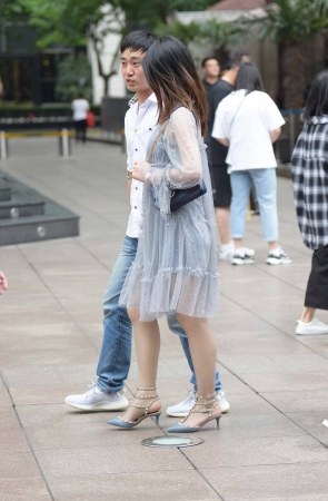 钉子凉鞋和街拍丝袜的搭配