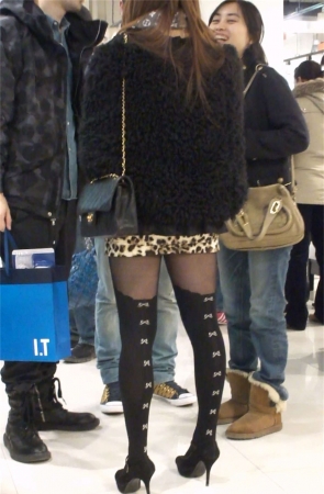 豹纹小短裙美眉